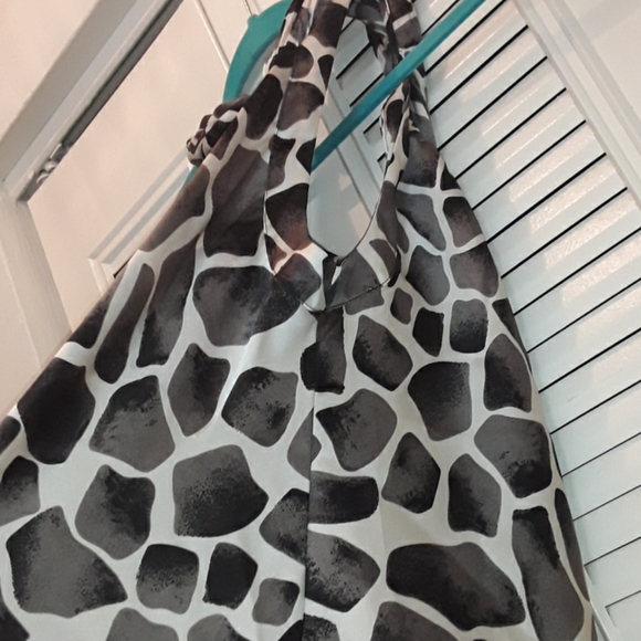 Gray Giraffe Print Sleeveless Blouse - Picture 5 of 7